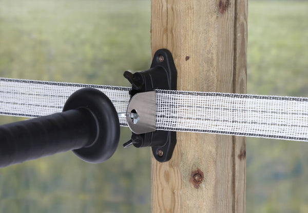 Clamp insulator with stainless plate for gates at corners and T-separations