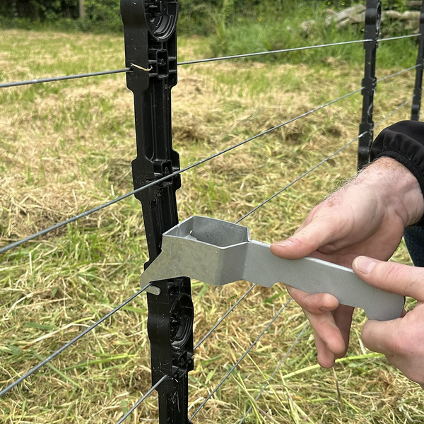 Wire attachment tool for fence battens